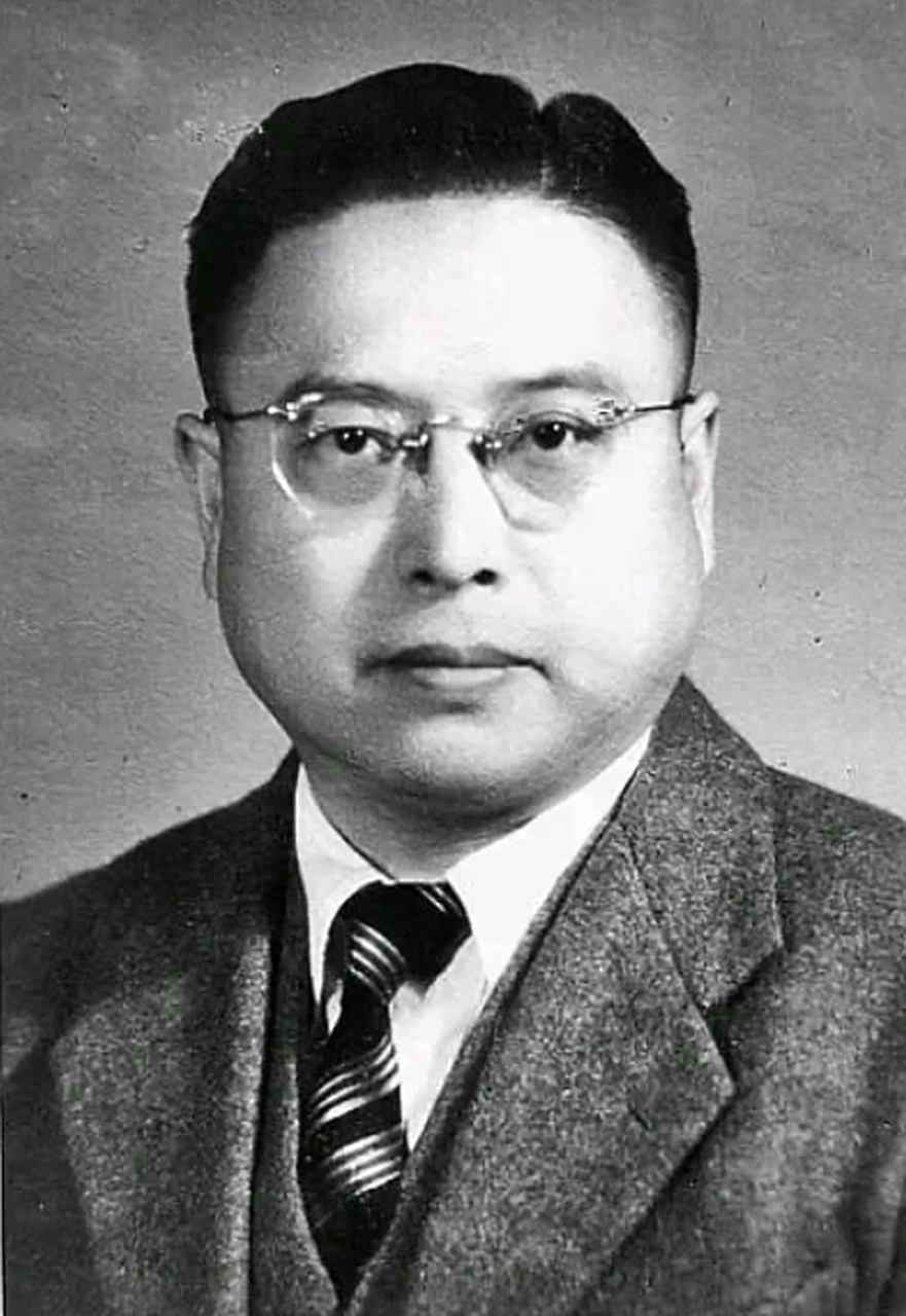 1949年，黄竞武双手反绑被拖出监狱，拖到一个事先挖好的深坑边， 特务们一把将他