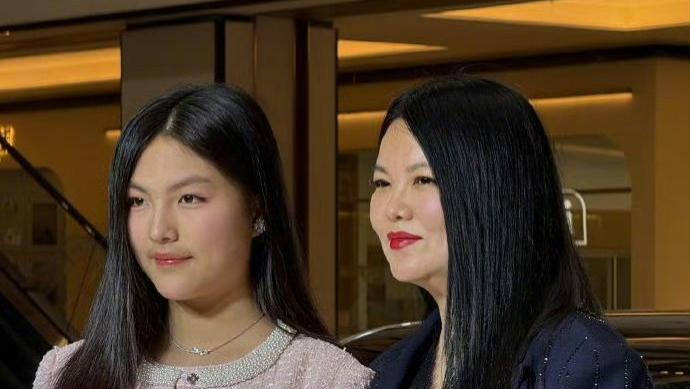 李湘王诗龄活动生图曝光，母女俩超像似姐妹，女儿气场强大不输母亲