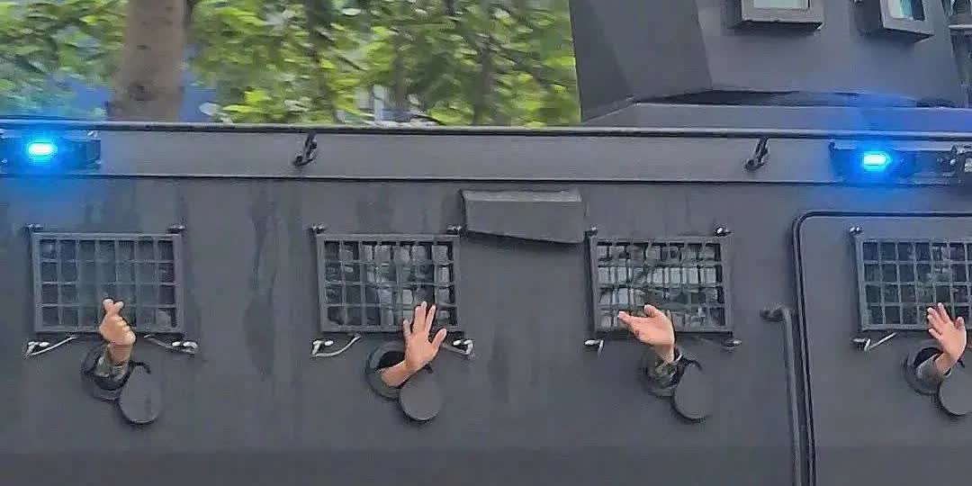 笑不活，越南阅兵上演“铁窗泪”，画面感太强了

越南阅兵预演车队回撤时，车内