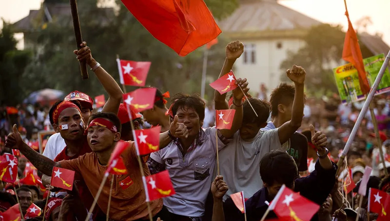 缅甸军政府鸣枪中国车队外交部回应











天呐！缅甸军政府居然敢向