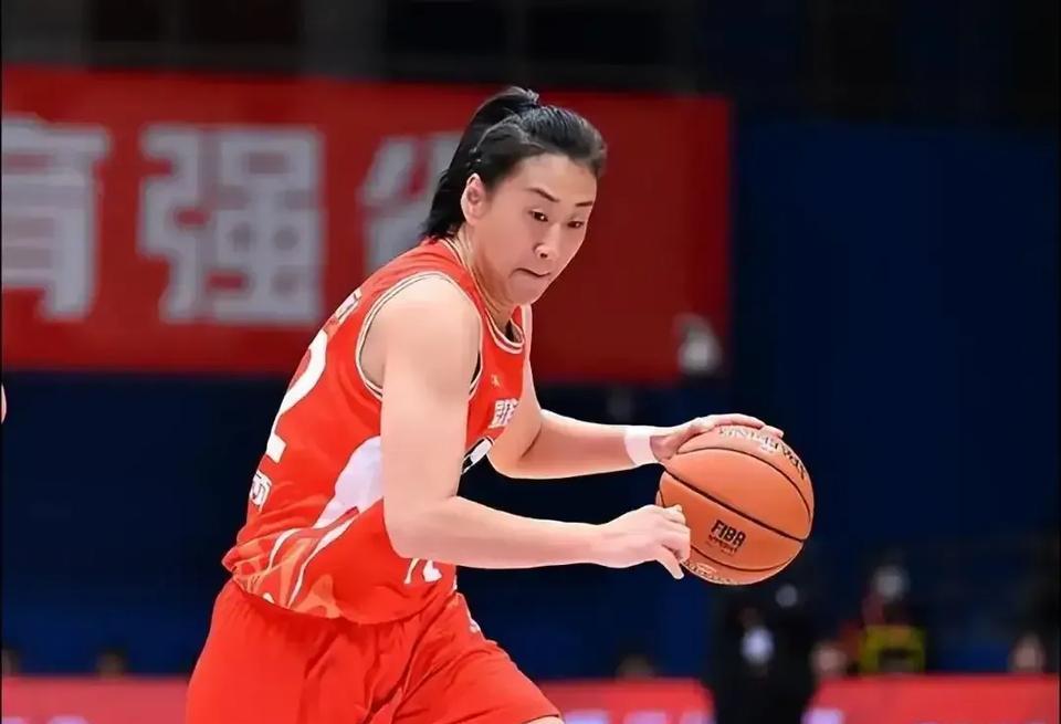 黄思静与高颂季后赛投篮效率对比；
黄思静，季后赛得到192分，打了13场，127