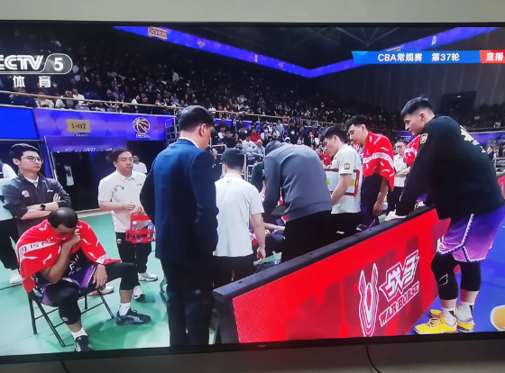 不懂就问。主教练闵鹿蕾叫了暂停，却不是他在布置战术，而是外籍助教在低头画着什么。