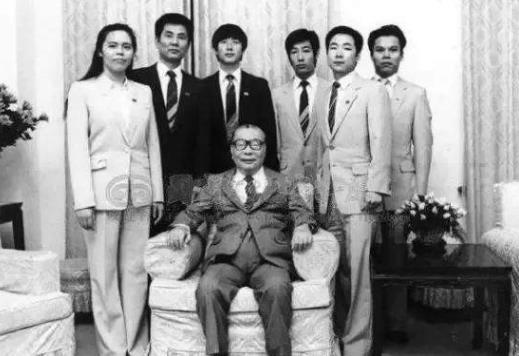 1983年，包含沈阳军区参谋长女儿高东萍在内的6名劫匪枪击了两人后，用手枪对准了