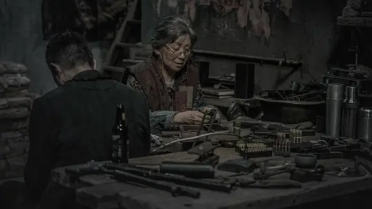 霓虹映雪，港片再攀新高峰