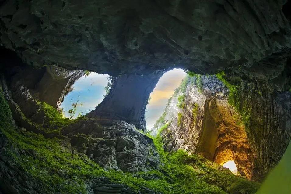 夏天来临，正值旅游高峰，重庆到黔江的高铁已经开通，乘坐高铁前往避暑不失为一个不错
