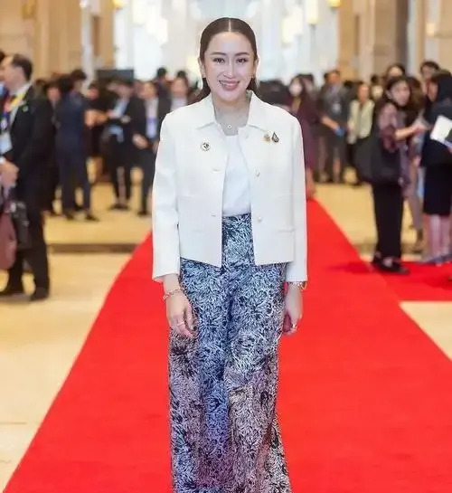 美女总理太难了，总有刁民想害她！











这贝东丹，简直就是开了挂