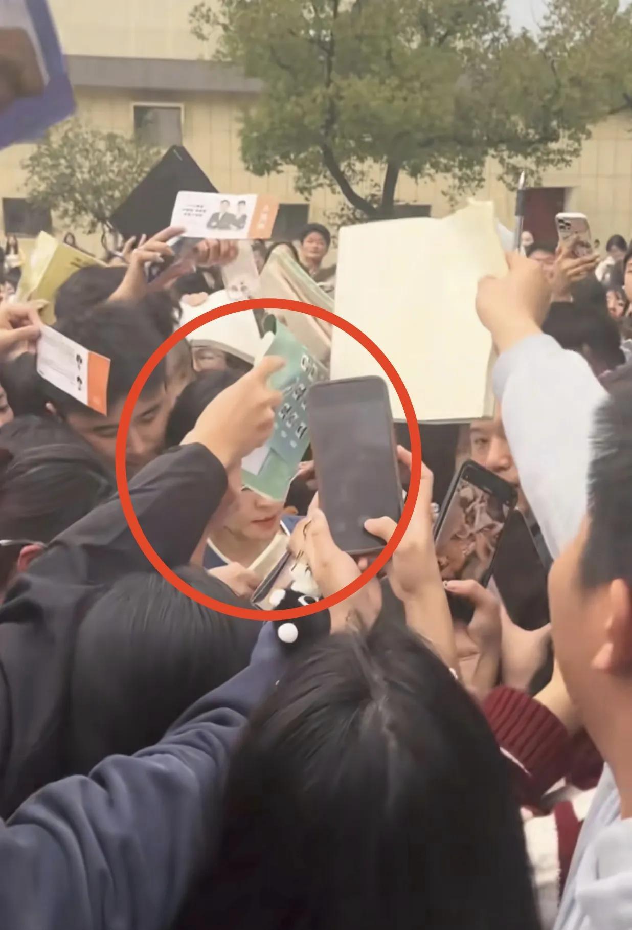 考研名师刘晓艳现身湖南工业大学，学生把她团团围住，眼镜都差点被挤掉了。这阵仗，绝