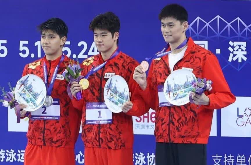 暖心！大度！
赛后颁奖 孙杨帮潘展乐把“第一名”稳稳贴好

5月17日，2