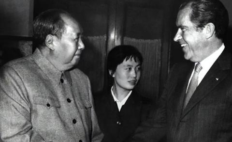 1972年，尼克松访华结束，离开前，他突然向毛主席提出了一个心愿：想获得一副毛主
