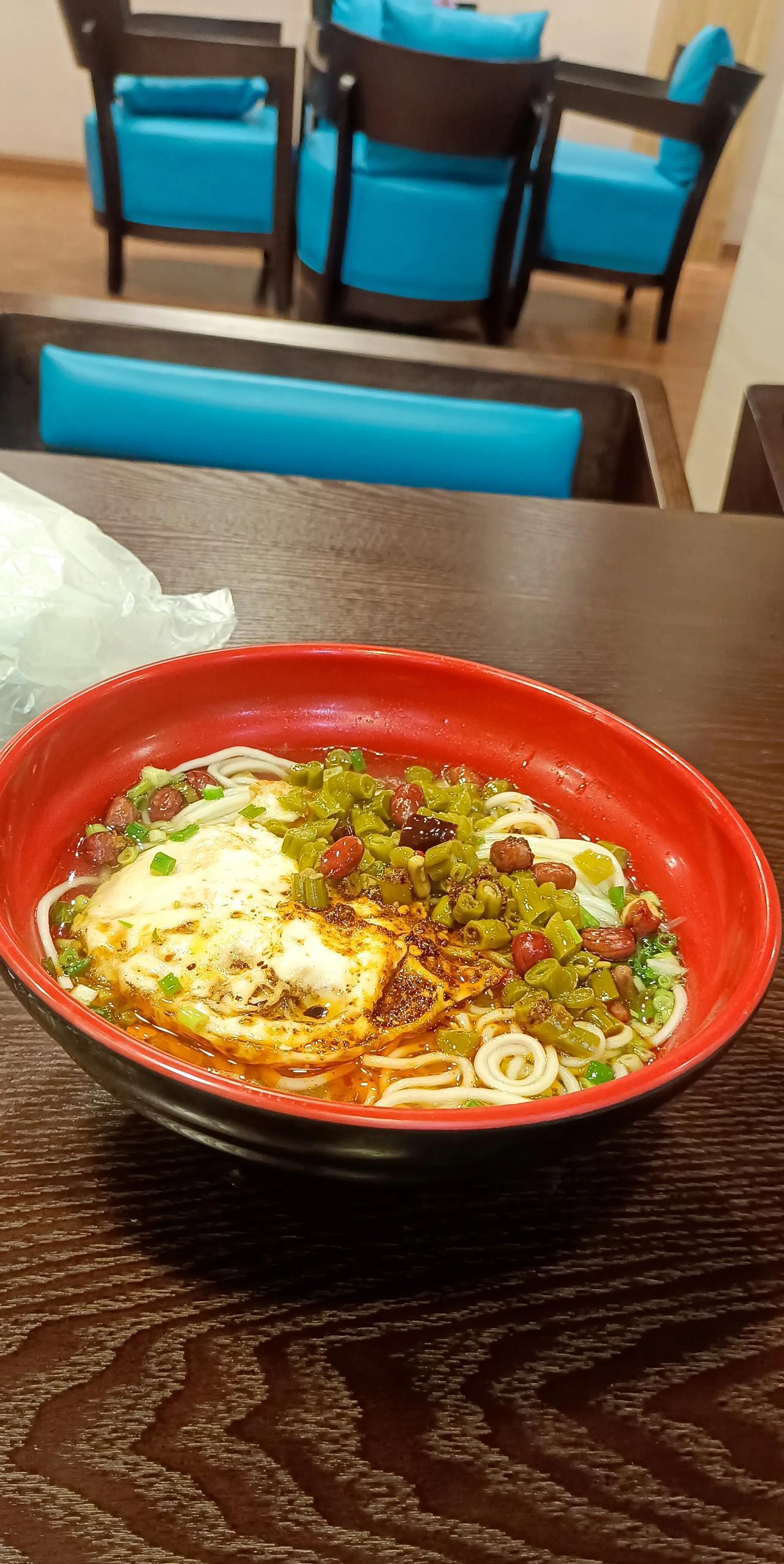 思来想去，还是面条子对我胃口，舒坦
碗里的面，煎蛋、酸豆角往上一铺，看着就香！#