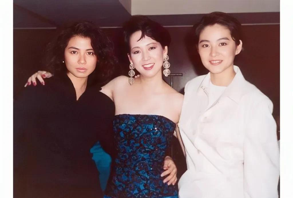 上世纪八十年代，钟楚红与林青霞年轻时与一位女子在香港的留影旧照，年轻时候的钟楚红