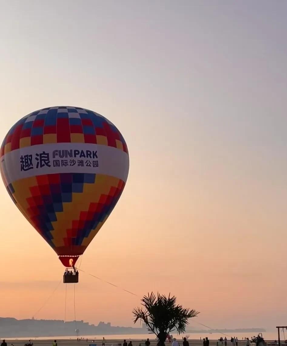 周六我爸去新疆旅游回来了，他出去了将近半个月，我却觉得有半年之久了。
他是近80