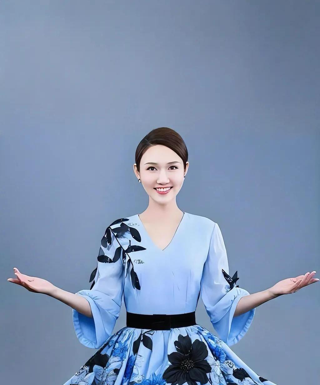 龙洋的成功背后藏着怎样的家庭密码？
这位央视才女从地方台一路走到春晚舞台，每一步