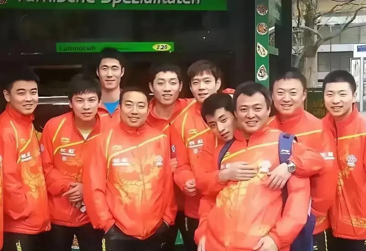 捡到一张国乒非常宝贵的老照片，跨越国乒3个时代！
刘国梁代表第六代三剑客，不过孔