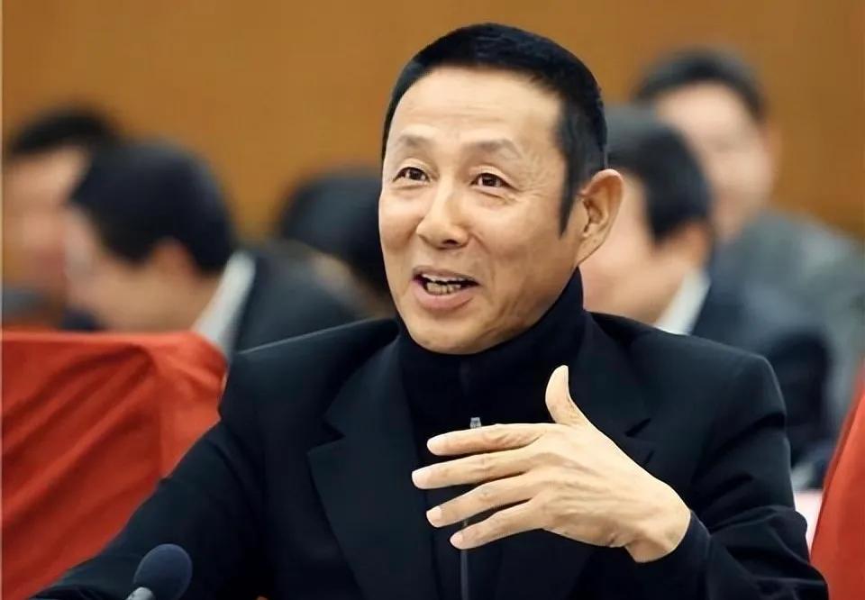 陈道明说，我小时候不是是那种循规蹈矩的学生，我不愿照本宣科地接受知识，而是经常带