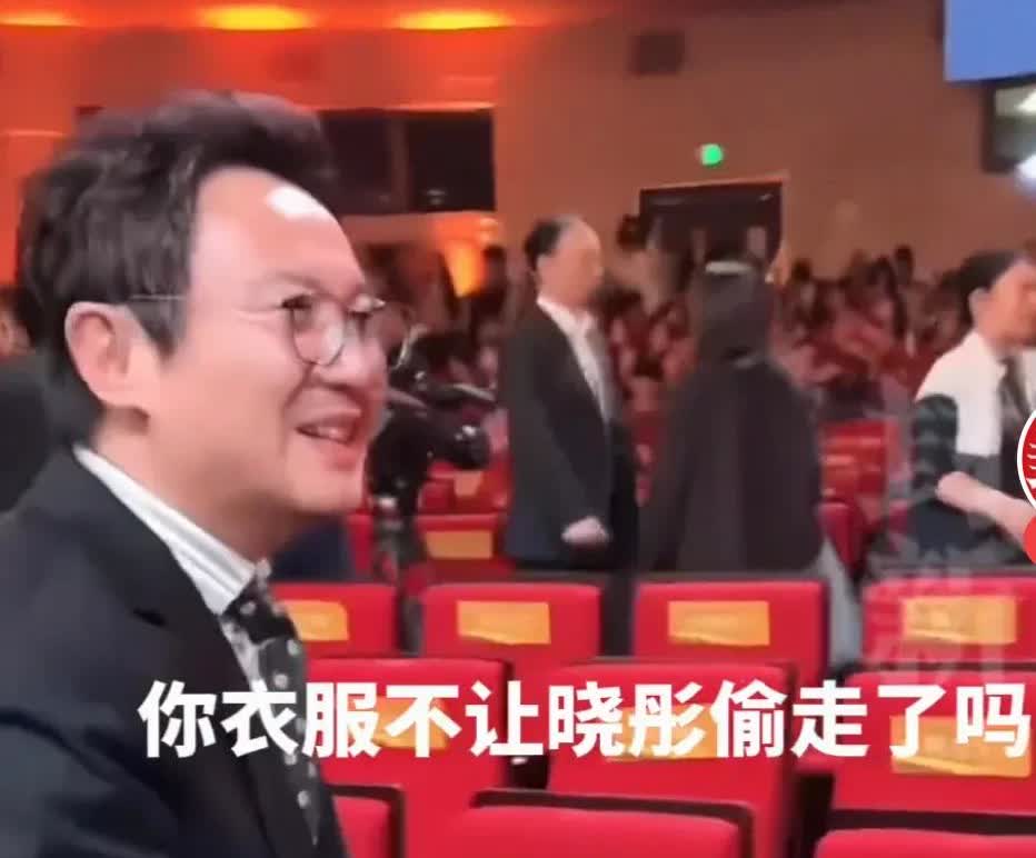 沈腾
是真糊涂啊
为什么要在公开场合开这样的玩笑呢！

关晓彤华表奖造型