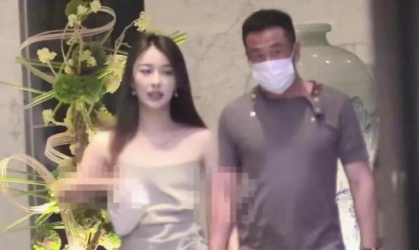 单身52年的歌手杨坤牵手黑直长美女！
杨坤是要谈恋爱了吗？今天，歌手杨坤被拍到和