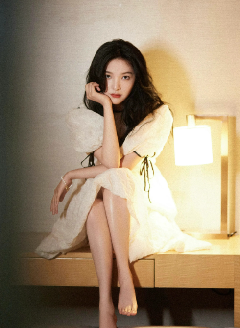 萝莉美女章若楠对自己温柔的美脚丫很满意