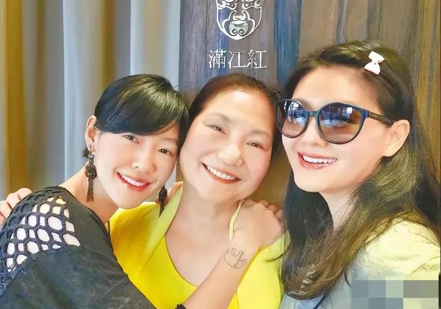 S妈和小S规定去祭拜大S的人必须经过她们的审核。
原来以为大S入土为安，安墓立碑