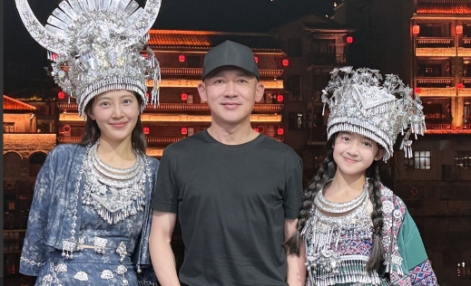 聂远女儿长大了！11岁天天穿民族服装超美，笑起来有小梨涡好漂亮
