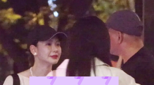 戚薇夫妇与胡静一家聚餐 饭后热聊拥抱超有爱