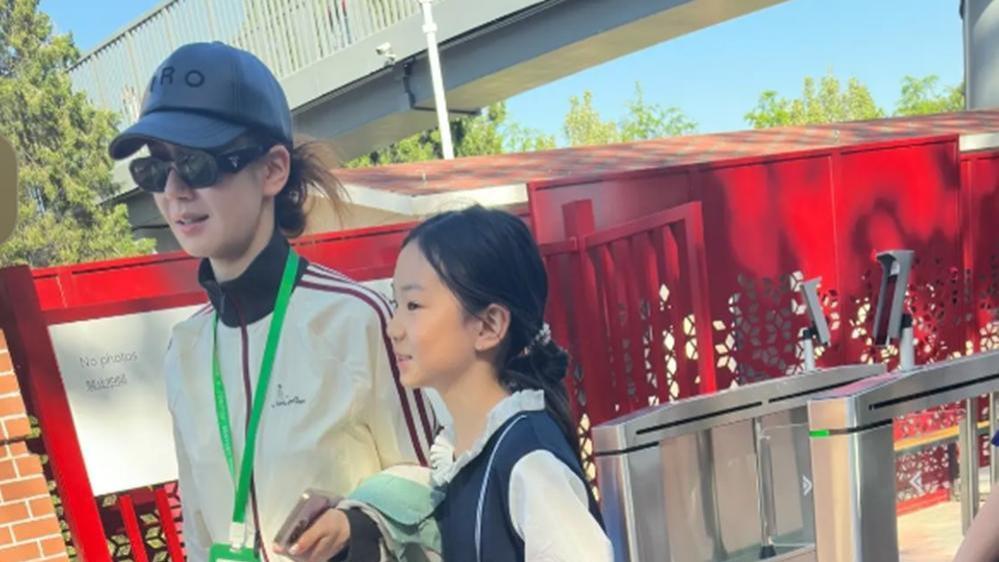 戚薇接女儿放学
