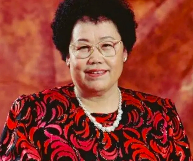 1989年，36岁的“唐僧”迟重瑞，爱上了身价100亿的47岁富豪陈丽华。陈丽华