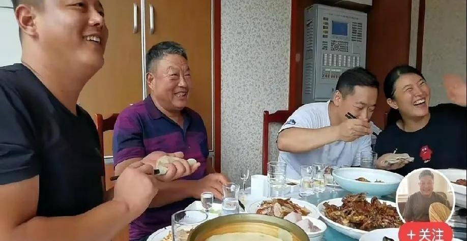 小二姐这波线下被粉丝认领的经历太有代入感了！
在北京某餐厅正吃着饭呢，突然被眼尖