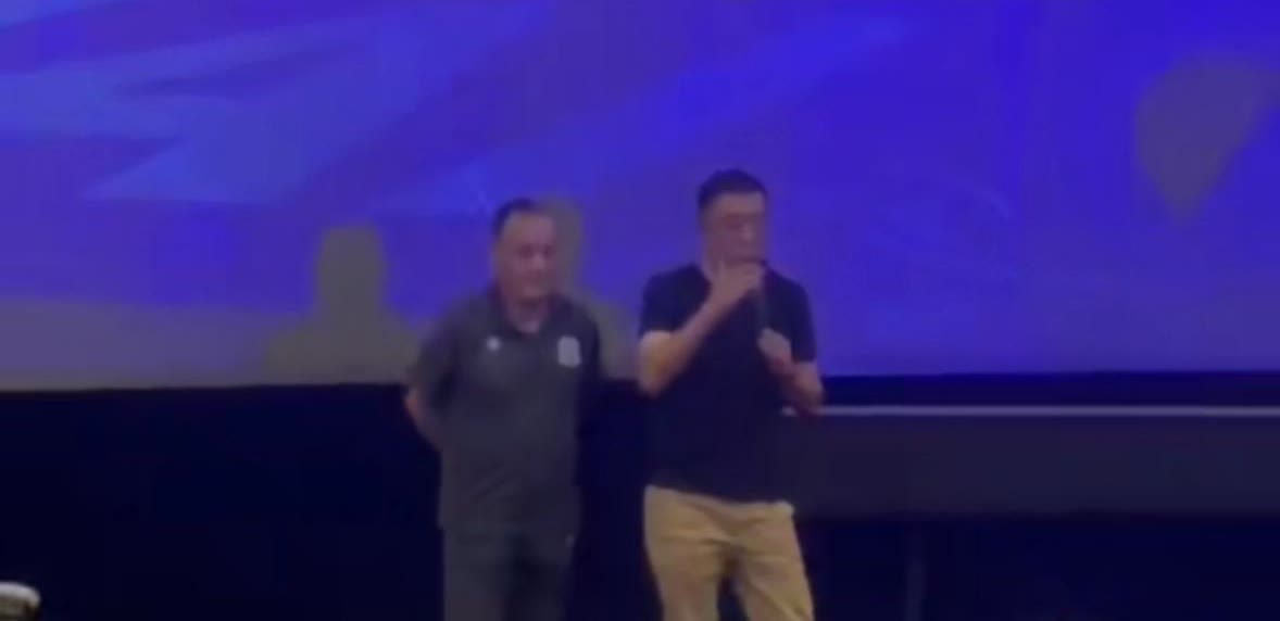 上海申花俱乐部今天举办了和球迷的活动。谷际庆董事长特别介绍了一位工作人员，他就是