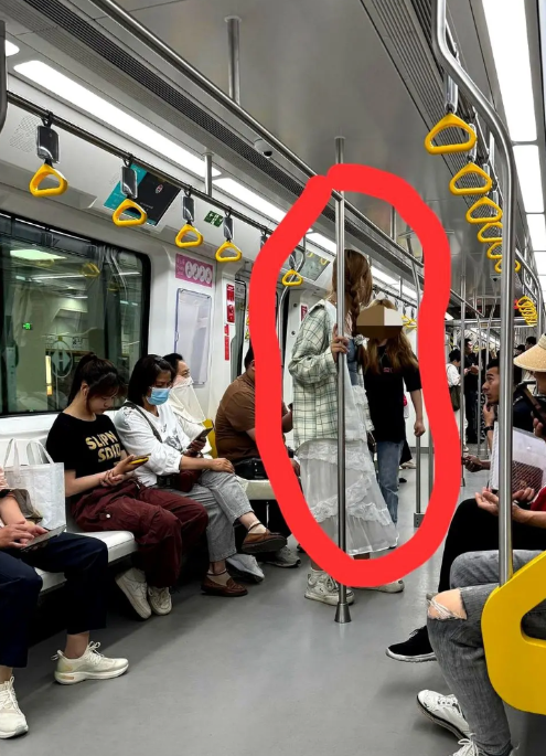 最近在西安地铁8号线上，经常看到有几个年轻的女孩，在车厢里来回走动，他们专门寻找