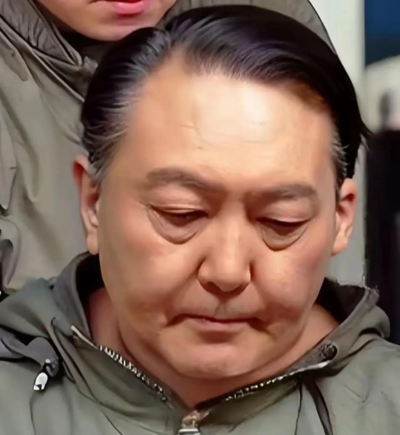 尹胖子确实有两把刷子，今天又耍了法律一次，被拘押51天后，突然被释放出来。
刚踏