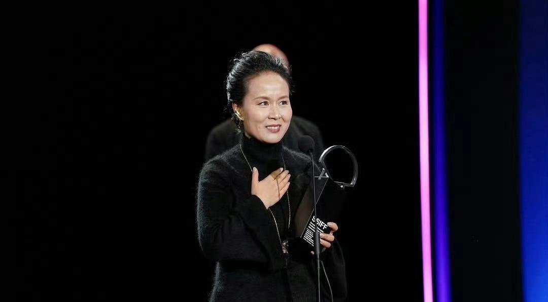 周冬雨都能给中国演员在国际上“撕奖”了，还不是野鸡奖。“撕奖”这个词我第一次听还