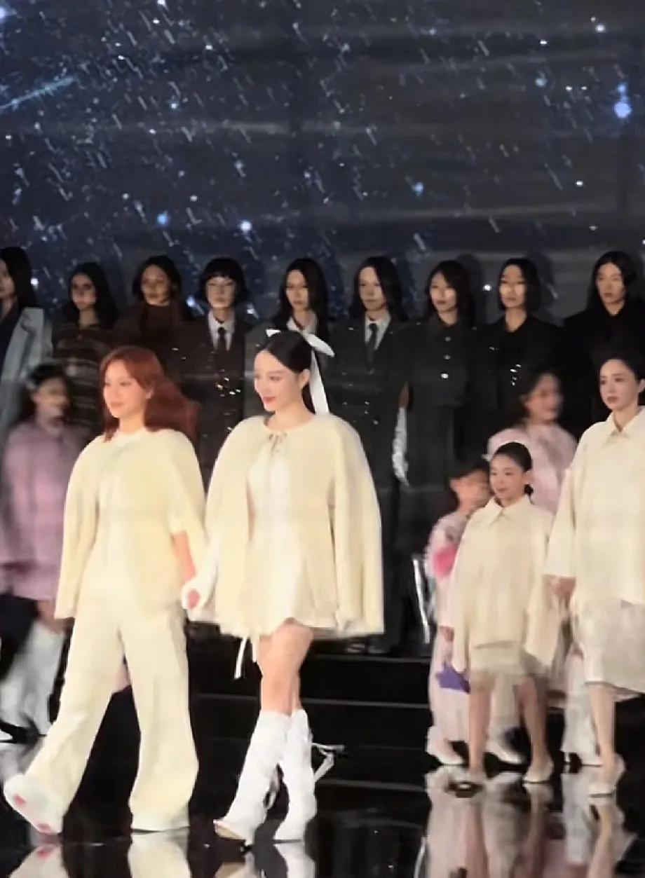     董璇母女真是养眼啊，哪怕这么多明星，她们还是一眼夺目。小酒窝大气，灵动，