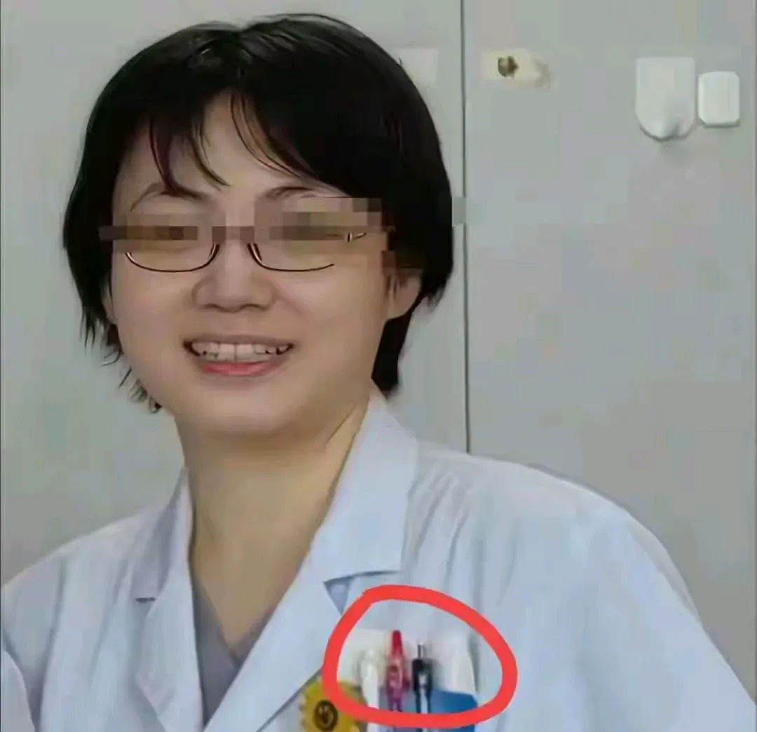 这是出轨医生肖飞的原配，面容姣好，慈眉善目，一看就是个贤妻良母。据说她也是一名北