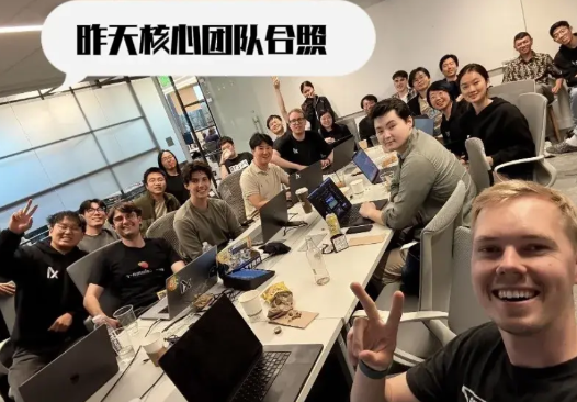 马斯克在买下全球最大社交平台后，开始着手开发自家的AI大模型。

他甚至称要打造