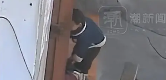 太懂事了！2023年5月15日奶奶在家中突然吐血昏倒，年仅2岁半的孙子看到后，哭
