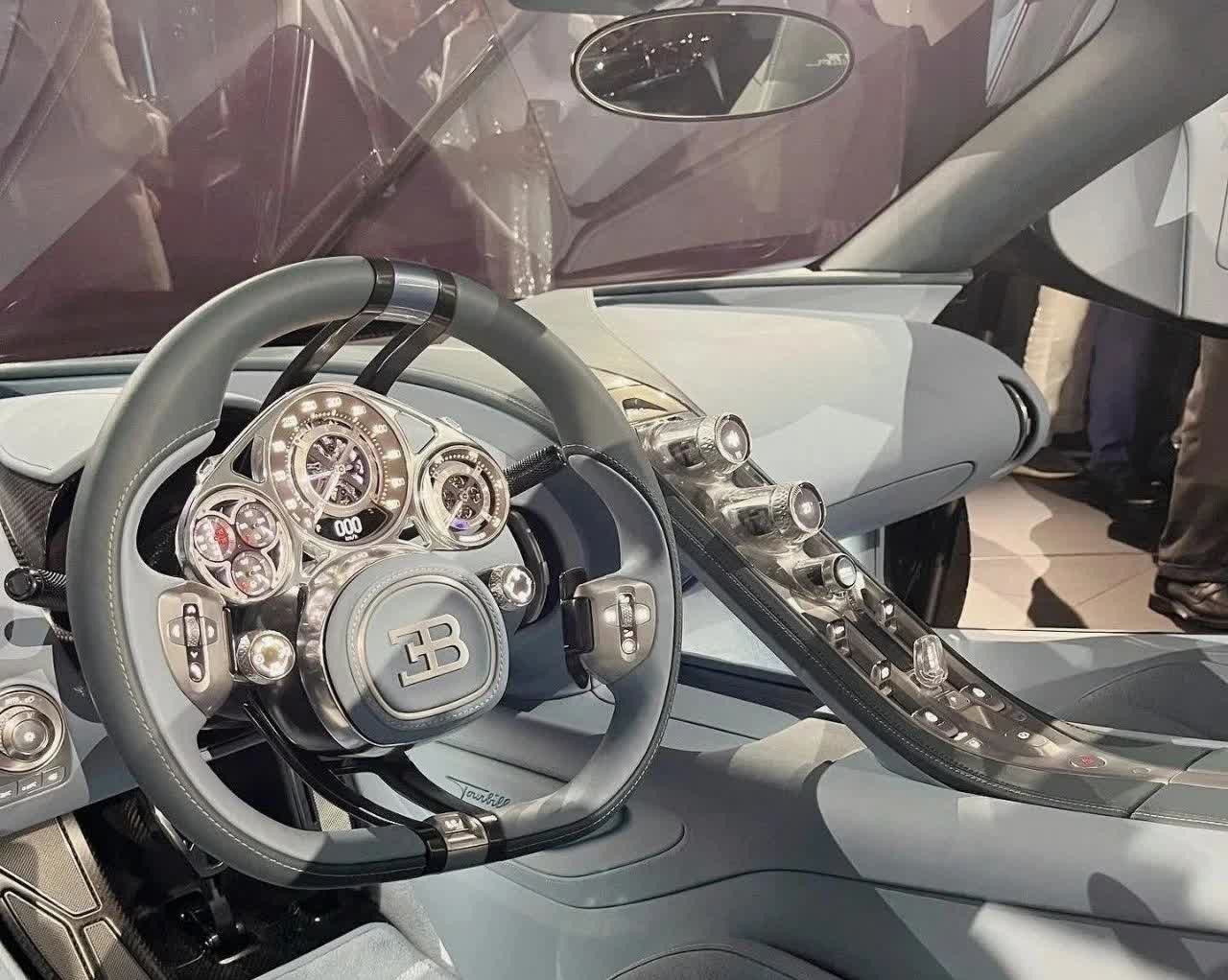 作为布加迪Chiron的继任车型，全新布加迪TOURBILLON，由全新V16发