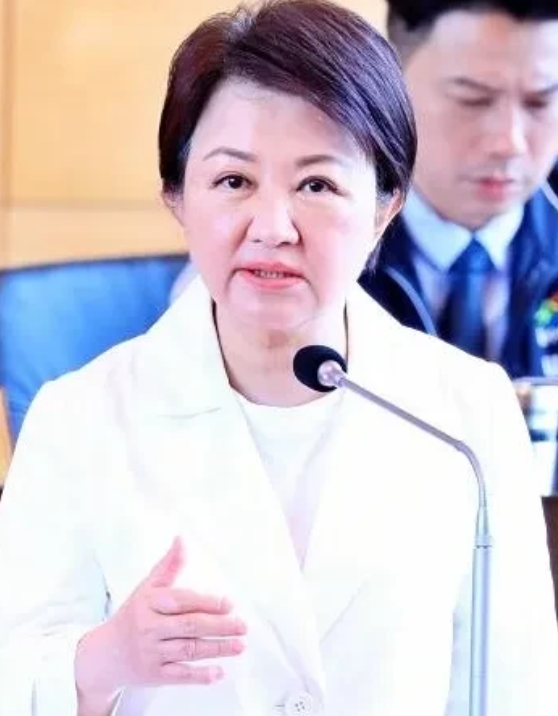 为了应对对等关税，赖台独竟然嚣张妄言叫嚣称，台湾地区产业发展要脱陆入北。台中市长