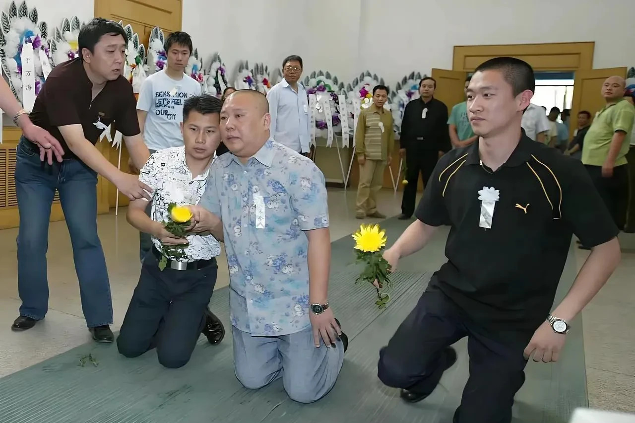 郭德纲悼念相声前辈











当年，一位相声大师离世，这消息如同晴天