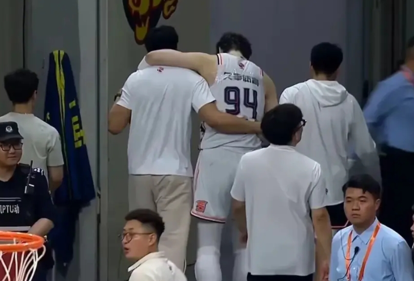 上海大鲨鱼输掉与广东队G3，我觉得不是冠军底蕴的问题，上海也是季后赛常客，今年刚
