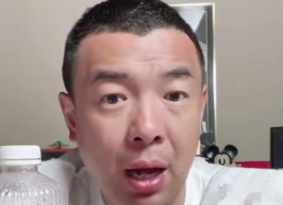 “国足的薪水已经降到日韩的三分之一了！再降还咋踢啊？”前国脚徐亮呼吁说，不能再降