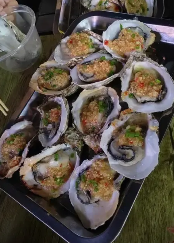 现在夜市老板为了赚钱脸都不要了吗 
昨天晚上喊上两个朋友去夜市摊吃夜市，看到夜市