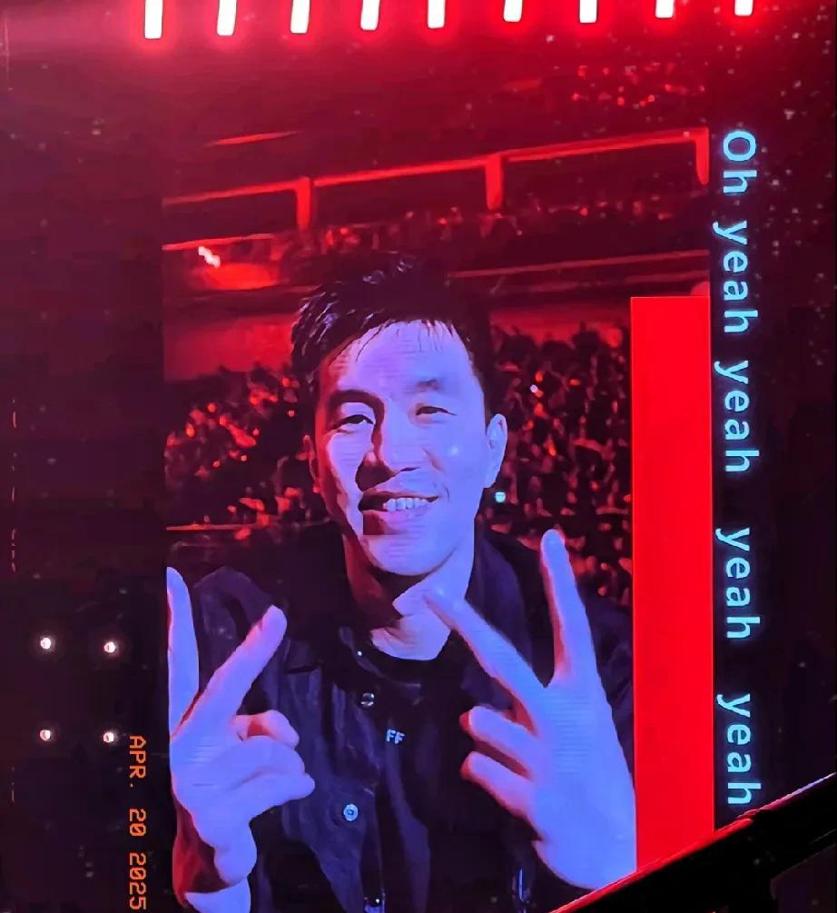郭艾伦就是为大场面而生的！春假期参加王力宏的演唱会，献歌一曲+互动，显然郭艾伦享