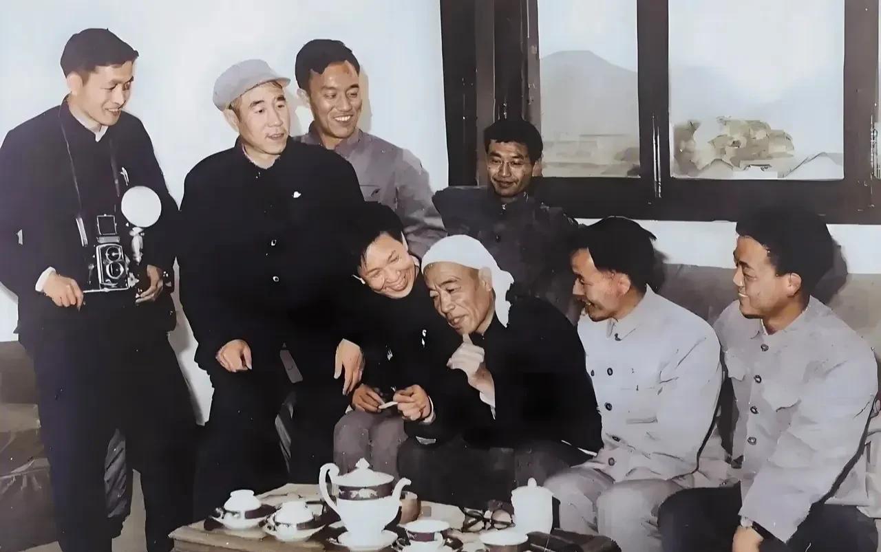 陈永贵副总理下去视察的照片，他头上依旧戴着白羊肚手巾。
戴着白羊肚手巾，穿着老布