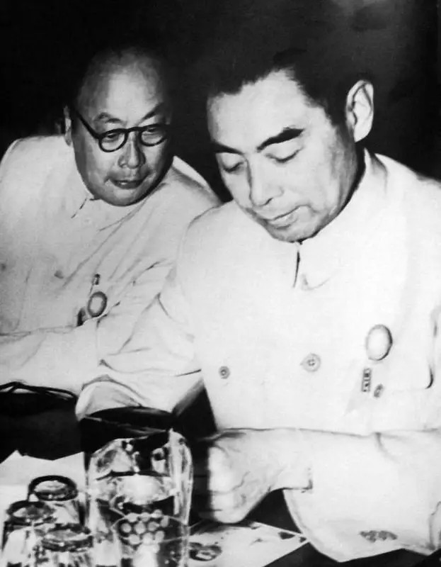 周总理曾两次力保陈毅。1955年大授衔，要不是周总理力争，陈毅很难被授元帅军衔。