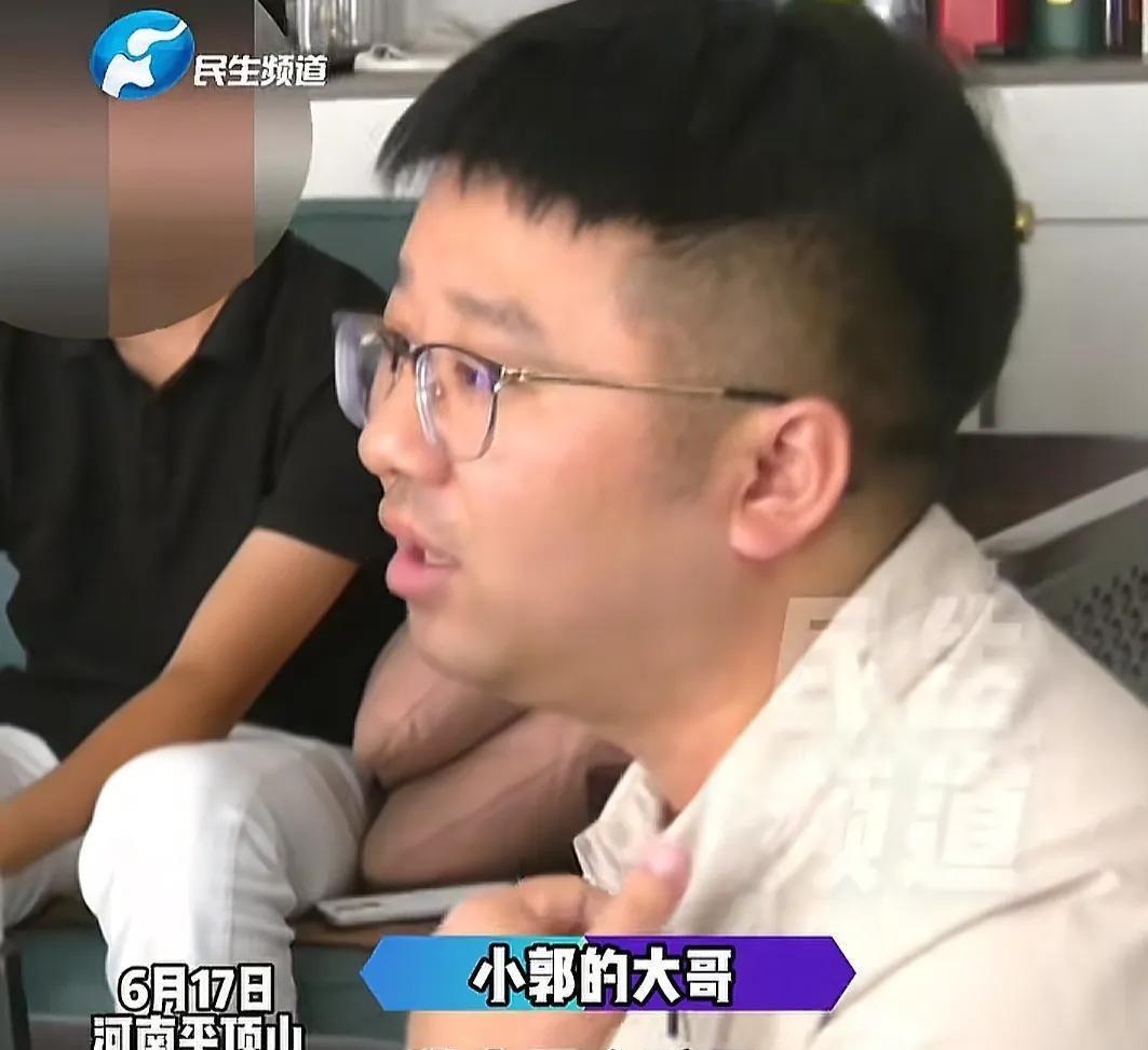 河南，父母离世后6兄妹相依为命，20岁大哥扛起家庭重担，供出4个大学生，寄宿二姨