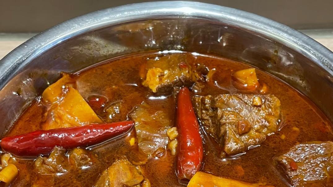 《25分钟搞定！满屋飘香的“神仙红烧牛肉”，连挑嘴娃都扒光两碗饭》