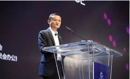 以前的的马云血气方刚现在的马云识时务了！以前谁不知马云，不过现在就。。。。
以前