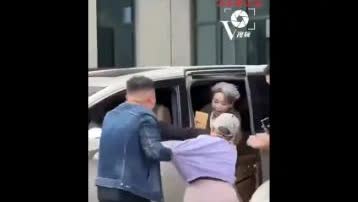 叶童被粉丝拽下车 场面一度失控
4月15日，知名女演员叶童结束活动准备上车离开