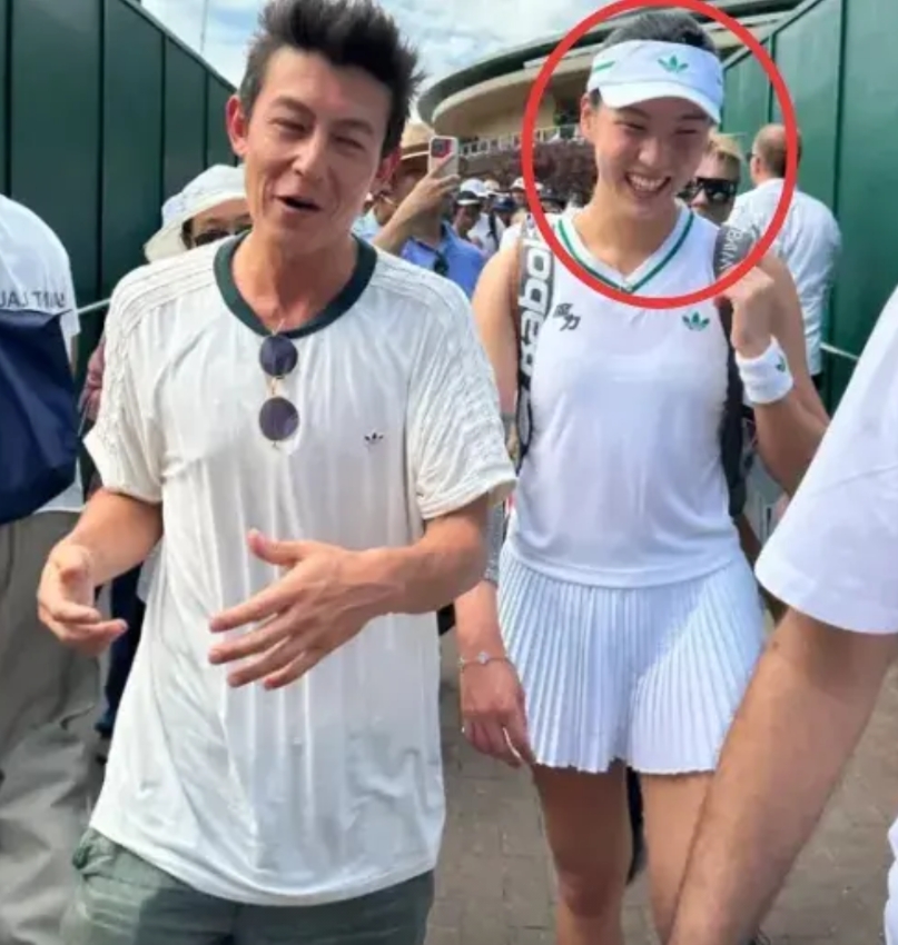有些男人天生就是桃花运十足。

你就说男明星陈冠希吧。

他今年44岁，长得也不